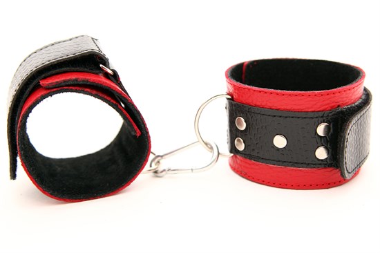 Красно-чёрные кожаные наручники - фото 137801