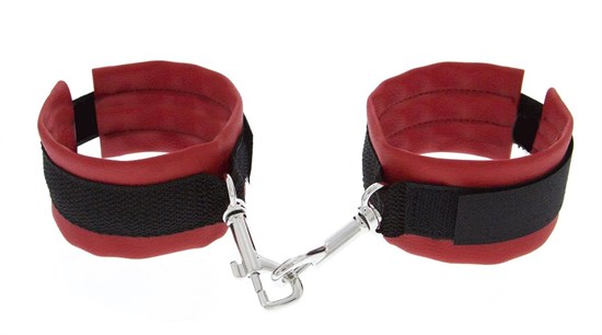 Красно-чёрные полиуретановые наручники Luxurious Handcuffs - фото 148626