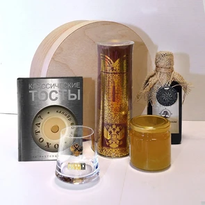 {{photo.Alt || photo.Description || 'Подарочный набор «Алтай-5» в круглом коробе с бокалом-неваляшкой'}}
