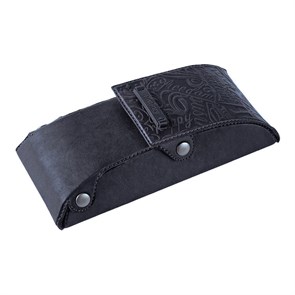 {{photo.Alt || photo.Description || 'Футляр для очков «Шекспир». Цвет черный'}}