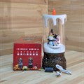 Новогодний декоративный фонарь с музыкой, подсветкой | Светильник с эффектом падающего снега и свечой " 3 Снеговика", 28 см (с коробкой)