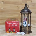 Новогодний декоративный  ретро-фонарь с музыкой, подсветкой | Светильник с эффектом падающего снега "Дед Мороз и 2 Снеговика", 28 см (комплектация)